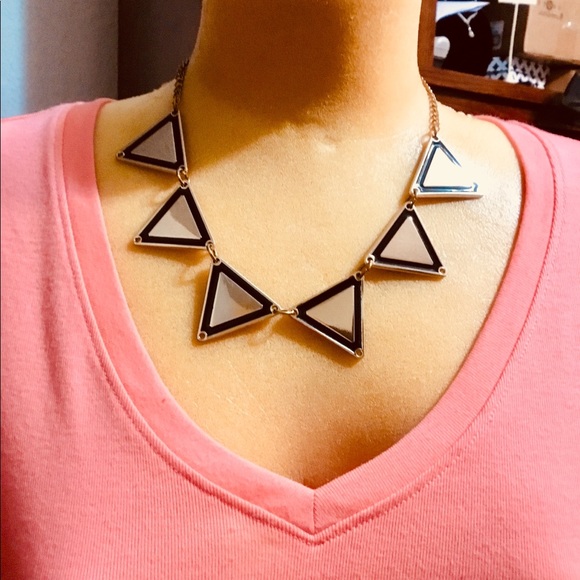 Jewelry - Black and shiny gold necklace